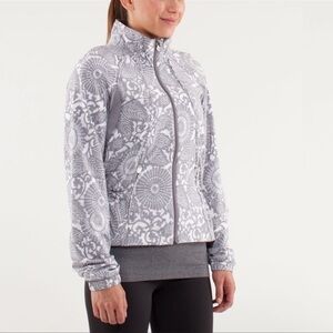 Lululemon Run Travel To Track Jacket Beachy Floral White Gray Size 6 Women’s